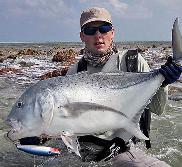 Das Spinnfischen am Riff auf GT gehört zu den spannendsten Erlebnissen, die man beim Angeln im Salzwasser haben kann
